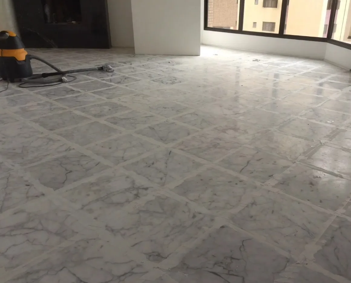 Processo de restauração de mármore branco com máquina profissional